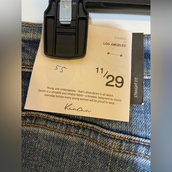 NWT Kancan Jeans Straight Fit High Waisted Medium Wash Distressed Jeans  Size 29 - Picture 7 of 8